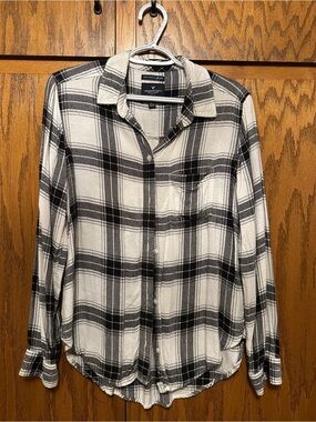 American Eagle Outfitters women’s Black & White Plaid Button-Up Shirt